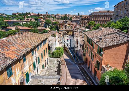 Blick auf das mittelalterliche Aquädukt (Via dell'Acquedotto) von der Brücke auf der Via Cesare Battisti in Perugia, Umbrien, Italien Stockfoto