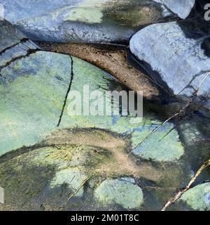 Naturfoto der Meeresgeologie mit zufälligen Mustern, Textur und Form, mit einer dezenten Farbpalette in einem halbabstrakten Stil an der Cardigan Bay Stockfoto