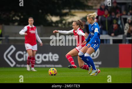 London, Großbritannien. 03.. Dezember 2022. London, England, Dezember 3. 2022: Nathalie Bjorn (5 Everton) und Lia Walti (13 Arsenal) kämpfen um den Ball während des Fußballspiels Barclays FA Womens Super League zwischen Arsenal und Everton im Meadow Park in Borehamwood, England. (James Whitehead/SPP) Kredit: SPP Sport Press Photo. Alamy Live News Stockfoto