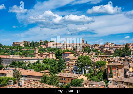 Blick von der Brücke auf die Via Cesare Battisti mit Blick nach Norden in Richtung Kirchen und Klöster im Viertel Porta Sant'Angelo von Perugia in Umbrien, Italien Stockfoto