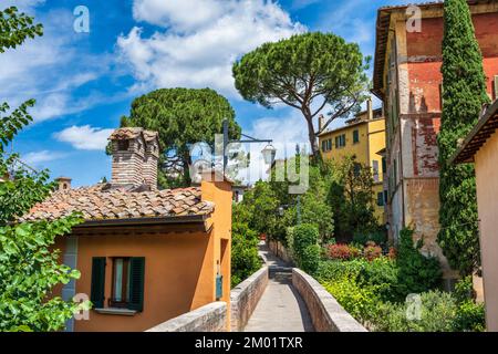 Entlang des mittelalterlichen Aquädukts (Via dell'Acquedotto) zum Viertel Porta Sant'Angelo von Perugia in Umbrien, Italien Stockfoto