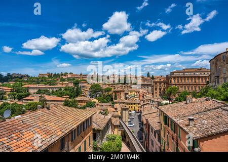 Blick auf das mittelalterliche Aquädukt (Via dell'Acquedotto) von der Brücke auf der Via Cesare Battisti in Perugia, Umbrien, Italien Stockfoto