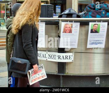 Glasgow, Schottland, Vereinigtes Königreich 3.. Dezember 2022. Erinnerung an Impfopfer Protest auf der Argyle Straße sah die Anti-vax-Zeitung das Licht, das Passanten angeboten wurde, als sie die Opfer des Mrria-Skandals und Informationen über Impfstoffe und Covid, die in den allgemeinen Medien nicht verfügbar waren. Credit Gerard Ferry/Alamy Live News Stockfoto