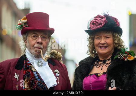 Rochester, Großbritannien. 3. Dezember 2022 Kostümierte Teilnehmer nehmen am jährlichen Dickensian Christmas Festival in Rochester Teil. Um das Leben des Schriftstellers Charles Dickens zu feiern (der einen Großteil seines Lebens in der Gegend verbrachte), wird die Stadt Kent mit viktorianischer Straßenunterhaltung, kostümierten Paraden und einem Weihnachtsmarkt renoviert. Kredit: Stephen Chung / Alamy Live News Stockfoto