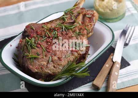 Rib-Eye-Steak mit Senfsauce und Rosmarin Stockfoto