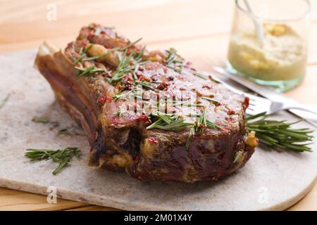 Rib-Eye-Steak mit Senfsauce und Rosmarin Stockfoto