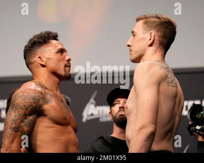 Orlando, Florida, Usa. 02.. Dezember 2022. Amway Center ORLANDO, FL - Dezember 2: Kyle Daukaus (R) und Eryk anders (L), Angesicht nach dem zeremoniellen Wiegen im Amway Center für UFC Orlando - Thompson gegen Holland am 2. Dezember 2022 in ORLANDO, FL, USA. (Foto: Louis Grasse/PxImages) (Louis Grasse/SPP) Kredit: SPP Sport Press Photo. Alamy Live News Stockfoto