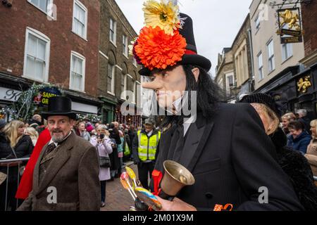 Rochester, Großbritannien. 3. Dezember 2022 Kostümierte Teilnehmer nehmen am jährlichen Dickensian Christmas Festival in Rochester Teil. Um das Leben des Schriftstellers Charles Dickens zu feiern (der einen Großteil seines Lebens in der Gegend verbrachte), wird die Stadt Kent mit viktorianischer Straßenunterhaltung, kostümierten Paraden und einem Weihnachtsmarkt renoviert. Kredit: Stephen Chung / Alamy Live News Stockfoto