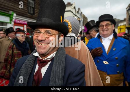 Rochester, Großbritannien. 3. Dezember 2022 Kostümierte Teilnehmer nehmen am jährlichen Dickensian Christmas Festival in Rochester Teil. Um das Leben des Schriftstellers Charles Dickens zu feiern (der einen Großteil seines Lebens in der Gegend verbrachte), wird die Stadt Kent mit viktorianischer Straßenunterhaltung, kostümierten Paraden und einem Weihnachtsmarkt renoviert. Kredit: Stephen Chung / Alamy Live News Stockfoto