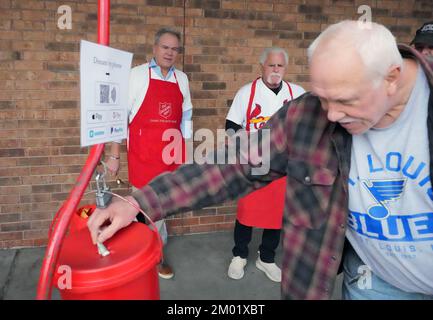 St. Louis, USA. 02.. Dezember 2022. Ehemaliger St. Die Pitcher der Louis Cardinals Rick Horton (L) und Al Hrabowsky beobachten, wie Geld in den Wasserkocher gelegt wird, wie die beiden Klingeln der Heilsarmee und sammeln Geld für die Tree of Lights Campaign in St. Louis am Freitag, 2. Dezember 2022. Foto: Bill Greenblatt/UPI Credit: UPI/Alamy Live News Stockfoto