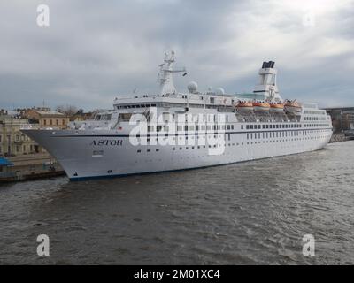 Kreuzfahrtschiff Astor am englischen Uferkai in St. Petersburg, Russland Stockfoto