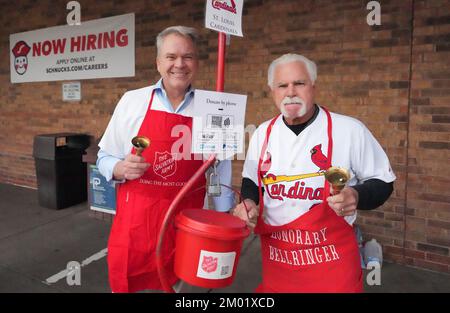 St. Louis, USA. 02.. Dezember 2022. Ehemaliger St. Louis Cardinals Pitcher Rick Horton (L) und Al Hrabowsky läuten die Glocken für die Heilsarmee und sammeln Geld für die Tree of Lights Campaign in St. Louis am Freitag, 2. Dezember 2022. Foto: Bill Greenblatt/UPI Credit: UPI/Alamy Live News Stockfoto