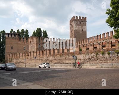 Turm und Mauern von Castelvecchio, die alte Burg, die mittelalterliche Burg in Verona, Italien Stockfoto