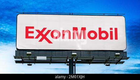 POZNAN, POL – 20. JULI 2022: Werbetafel mit Logo von ExxonMobil, einem multinationalen Öl- und Gaskonzern mit Hauptsitz in Irving, Te Stockfoto