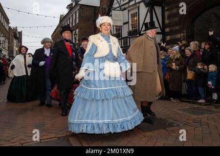 Rochester, Großbritannien. 3. Dezember 2022 Kostümierte Teilnehmer nehmen am jährlichen Dickensian Christmas Festival in Rochester Teil. Um das Leben des Schriftstellers Charles Dickens zu feiern (der einen Großteil seines Lebens in der Gegend verbrachte), wird die Stadt Kent mit viktorianischer Straßenunterhaltung, kostümierten Paraden und einem Weihnachtsmarkt renoviert. Kredit: Stephen Chung / Alamy Live News Stockfoto