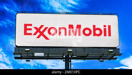POZNAN, POL – 20. JULI 2022: Werbetafel mit Logo von ExxonMobil, einem multinationalen Öl- und Gaskonzern mit Hauptsitz in Irving, Te Stockfoto