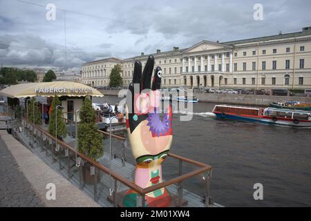 Bootsanlegestelle mit der Einrichtung der Kunstausstellung von Frida Kahlo im Faberge Museum in St. Petersburg, Russland Stockfoto