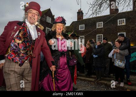 Rochester, Großbritannien. 3. Dezember 2022 Kostümierte Teilnehmer nehmen am jährlichen Dickensian Christmas Festival in Rochester Teil. Um das Leben des Schriftstellers Charles Dickens zu feiern (der einen Großteil seines Lebens in der Gegend verbrachte), wird die Stadt Kent mit viktorianischer Straßenunterhaltung, kostümierten Paraden und einem Weihnachtsmarkt renoviert. Kredit: Stephen Chung / Alamy Live News Stockfoto