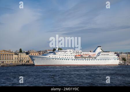 Kreuzfahrtschiff MV Ocean Majesty am English Embankment Quay in St. Petersburg, Russland Stockfoto