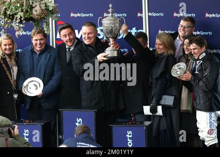 Jockey Harry Skelton (rechts), Trainer Dan Skelton (zweite links) und Eigentümer Darren Yates (Mitte links) feiern, nachdem das Pferd Ashtown Lad den Boylesports Becher Chase (Premier Handicap) während des Boylesports Becher Chase Day auf der Aintree Rennbahn Merseyside gewonnen hat. Foto: Samstag, 3. Dezember 2022. Stockfoto