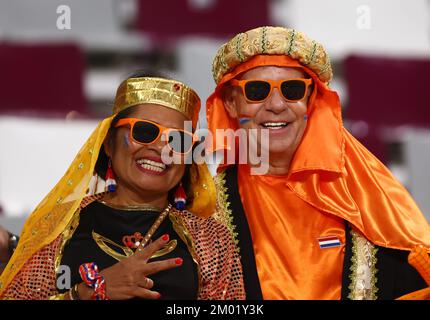 Doha, Katar. 3.. Dezember 2022. Niederländische Fans vor dem FIFA-Weltmeisterschaftsspiel 2022 im Khalifa International Stadium in Doha. Der Bildausdruck sollte lauten: David Klein/Sportimage Credit: Sportimage/Alamy Live News Stockfoto