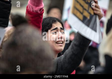 Istanbul, Türkei. 03.. Dezember 2022. Eine emotionale Frau sah während der Demonstration Slogans schreien. Mahsa Amini hat durch seinen Tod wochenlang gewalttätige Proteste im Iran und in anderen Ländern ausgelöst. Mahsa fiel ins Koma und starb, nachdem er in Teheran von der Moralpolizei wegen mutmaßlichen Verstoßes gegen die Hijab-Regeln des Landes verhaftet wurde. (Foto: Onur Dogman/SOPA Images/Sipa USA) Guthaben: SIPA USA/Alamy Live News Stockfoto