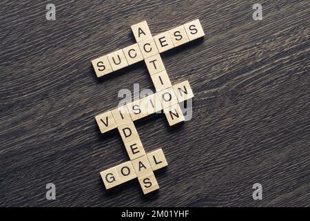 Erfolg erzielen Unternehmen Keywords gesammelt von hölzernen Würfel im Kreuzworträtsel Stockfoto