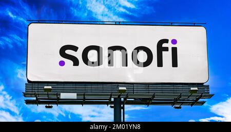 POZNAN, POL - Okt 28, 2022: Werbetafel mit Logo von Sanofi, einem Pharma- und Gesundheitsunternehmen mit Sitz in Paris, Frankreich Stockfoto