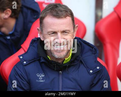 Millwall Manager Gary Rowett während des Sky Bet Championship-Spiels zwischen Sunderland und Millwall im Stadium of Light, Sunderland, am Samstag, den 3.. Dezember 2022. (Kredit: Michael Driver | MI News) Kredit: MI News & Sport /Alamy Live News Stockfoto