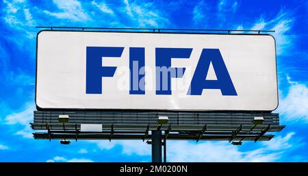 POZNAN, POL - 22. NOVEMBER 2022: Reklametafel mit Logo der FIFA, einem internationalen Verbandsfußballverband, Beach Football A. Stockfoto