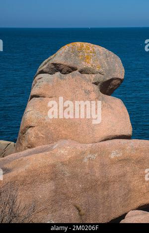 Monolithische Blöcke aus rosafarbenem Granit in den Cotes d'Armor in der Bretagne, Frankreich. Rosafarbene Granitküste Stockfoto