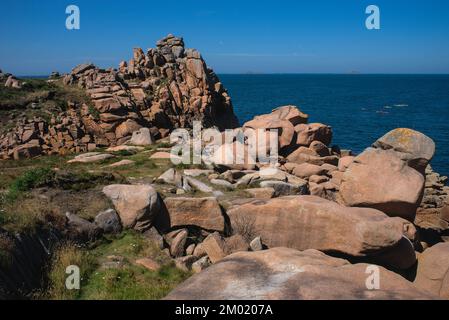 Monolithische Blöcke aus rosafarbenem Granit in den Cotes d'Armor in der Bretagne, Frankreich. Rosafarbene Granitküste Stockfoto