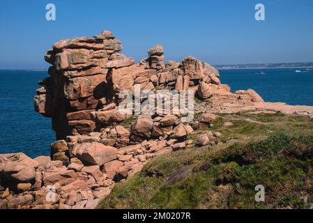 Monolithische Blöcke aus rosafarbenem Granit in den Cotes d'Armor in der Bretagne, Frankreich. Rosafarbene Granitküste Stockfoto