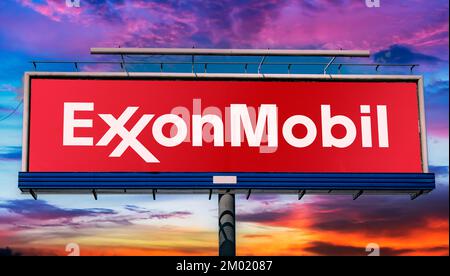 POZNAN, POL – 20. JULI 2022: Werbetafel mit Logo von ExxonMobil, einem multinationalen Öl- und Gaskonzern mit Hauptsitz in Irving, Te Stockfoto