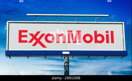 POZNAN, POL – 20. JULI 2022: Werbetafel mit Logo von ExxonMobil, einem multinationalen Öl- und Gaskonzern mit Hauptsitz in Irving, Te Stockfoto