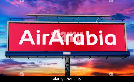 POZNAN, POL - 23. JUN 2022: Werbeplakat mit dem Logo von Air Arabia, einer Billigfluggesellschaft der Emiraten Stockfoto