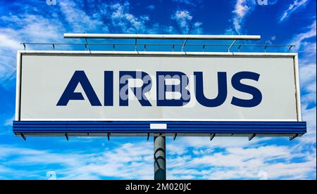 POZNAN, POL - 28. JUN 2022: Werbetafel mit dem Logo von Airbus, einem europäischen multinationalen Luft- und Raumfahrtkonzern Stockfoto