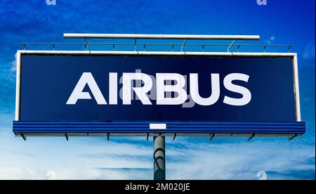 POZNAN, POL - 28. JUN 2022: Werbetafel mit dem Logo von Airbus, einem europäischen multinationalen Luft- und Raumfahrtkonzern Stockfoto