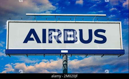 POZNAN, POL - 28. JUN 2022: Werbetafel mit dem Logo von Airbus, einem europäischen multinationalen Luft- und Raumfahrtkonzern Stockfoto