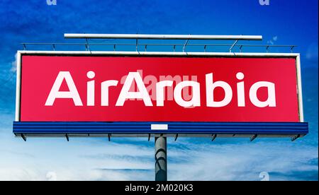 POZNAN, POL - 23. JUN 2022: Werbeplakat mit dem Logo von Air Arabia, einer Billigfluggesellschaft der Emiraten Stockfoto