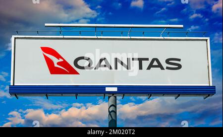 POZNAN, POL - 28. JUN 2022: Werbetafel mit dem Logo von Qantas Airways, der Flaggengesellschaft Australiens Stockfoto
