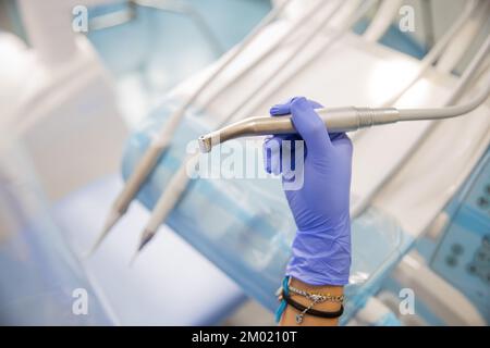 Nahaufnahme einer Hand, die einen Zahnarztbohrer hält Stockfoto