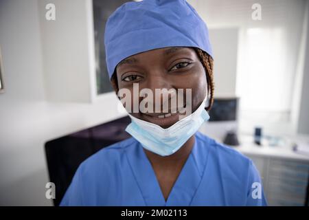 Porträt einer lächelnden afrikanischen Ärztin in der Klinik Stockfoto