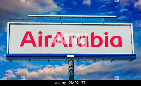 POZNAN, POL - 23. JUN 2022: Werbeplakat mit dem Logo von Air Arabia, einer Billigfluggesellschaft der Emiraten Stockfoto