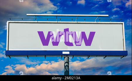 POZNAN, POL – 13. Sep. 2022: Reklametafel mit dem Logo von Willis Towers Watson, einem britisch-amerikanischen multinationalen Versicherungsberater Stockfoto