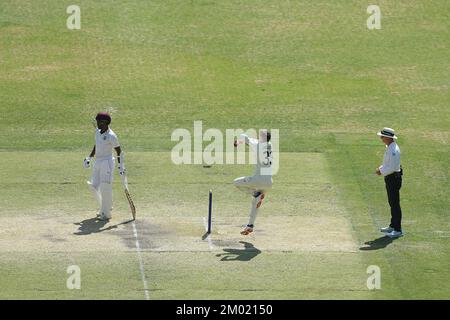 Perth, Australien. 03.. Dezember 2022. 3.. Dezember 2022, Optus Stadium, Perth, Australien: International Test Cricket Australia versus West Indies 1. Test Day 4; Marnus Labuschagne of Australia bowls Credit: Action Plus Sports Images/Alamy Live News Stockfoto