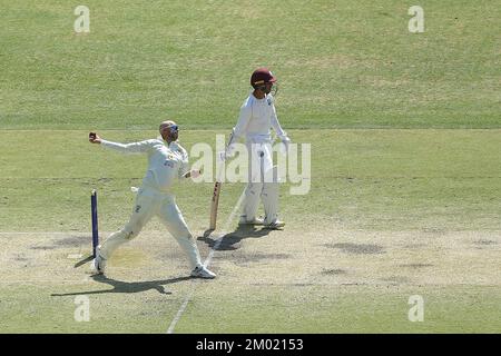 Perth, Australien. 03.. Dezember 2022. 3.. Dezember 2022, Optus Stadium, Perth, Australien: International Test Cricket Australia versus West Indies 1. Test Day 4; Nathan Lyon of Australia bowls Credit: Action Plus Sports Images/Alamy Live News Stockfoto