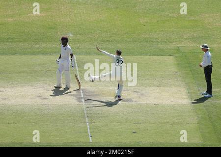 Perth, Australien. 03.. Dezember 2022. 3.. Dezember 2022, Optus Stadium, Perth, Australien: International Test Cricket Australia versus West Indies 1. Test Day 4; Marnus Labuschagne of Australia bowls Credit: Action Plus Sports Images/Alamy Live News Stockfoto