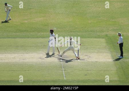 Perth, Australien. 03.. Dezember 2022. 3.. Dezember 2022, Optus Stadium, Perth, Australien: International Test Cricket Australia versus West Indies 1. Test Day 4; Marnus Labuschagne of Australia bowls Credit: Action Plus Sports Images/Alamy Live News Stockfoto