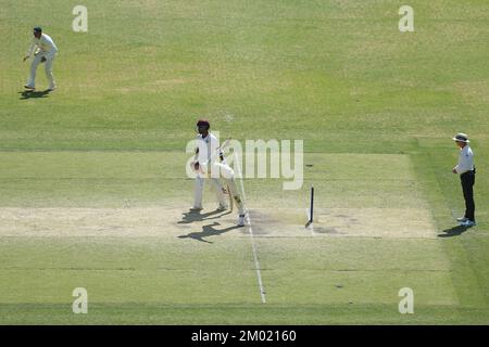 Perth, Australien. 03.. Dezember 2022. 3.. Dezember 2022, Optus Stadium, Perth, Australien: International Test Cricket Australia versus West Indies 1. Test Day 4; Marnus Labuschagne of Australia bowls Credit: Action Plus Sports Images/Alamy Live News Stockfoto